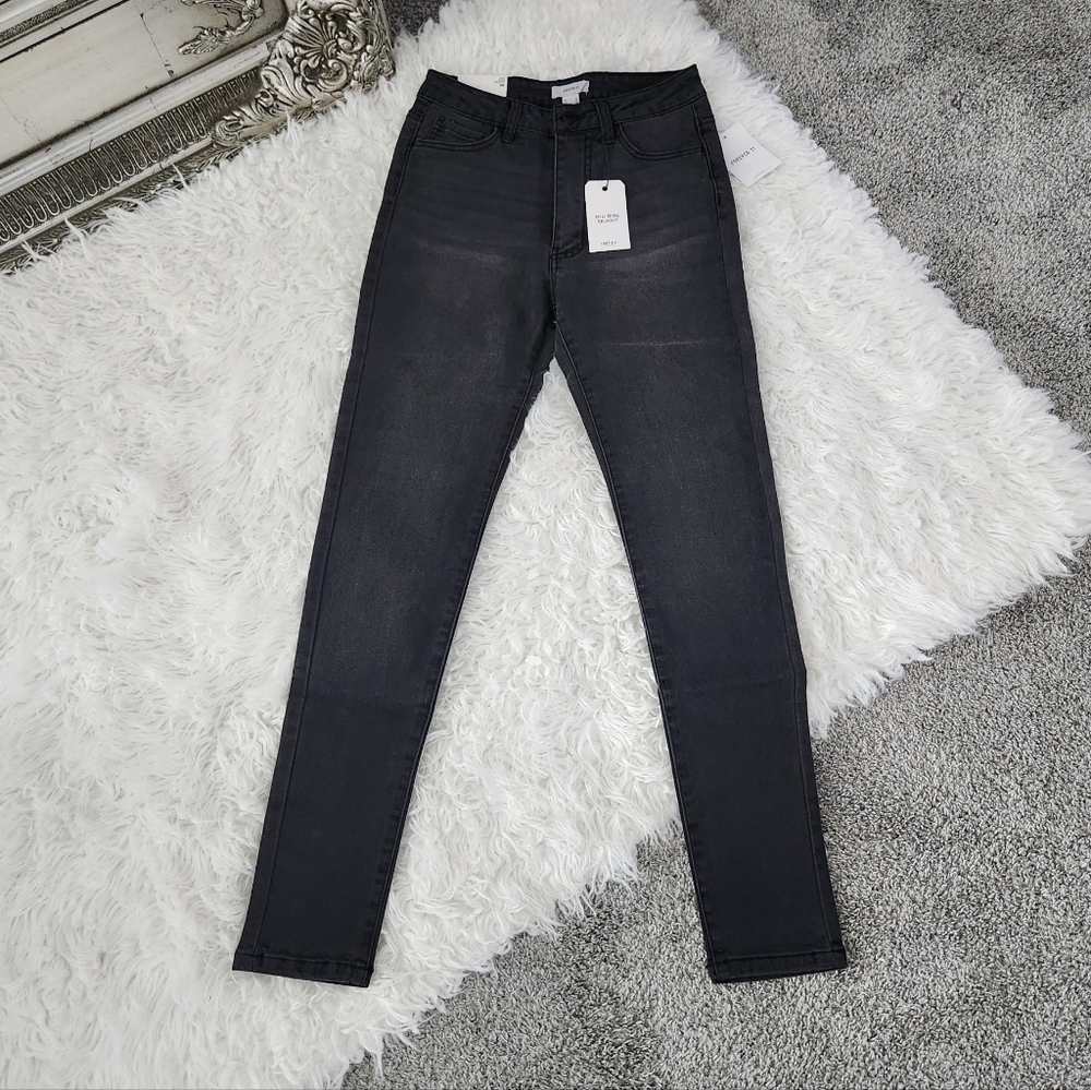 Forever 21 Mid Rise Skinny Jeans. Washed Black. Size 26. New.